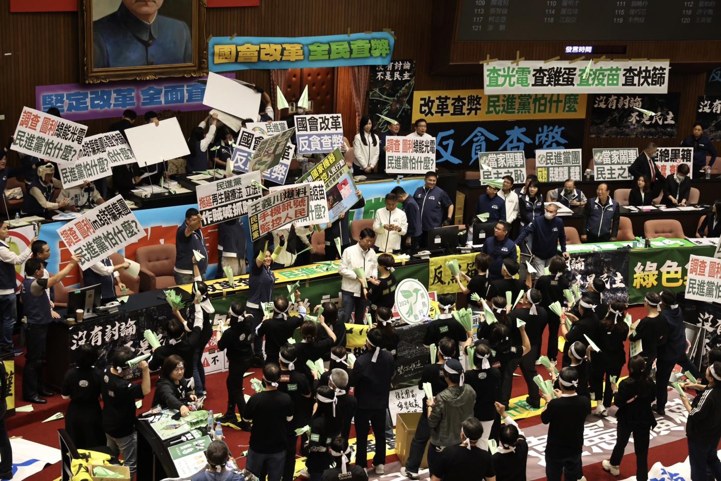 《立院職權行使法》修正草案完成二讀後，民進黨立委拿出「青鳥」紙飛機，「萬機齊發」抗議。林啟弘攝