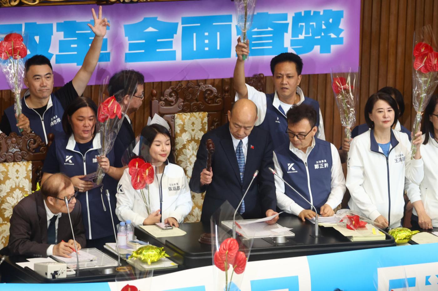 在藍白挾人數優勢下，立法院會28日三讀修正通過刑法部分條文，院長韓國瑜（中持槌者）敲下議事槌宣布三讀通過。中央社