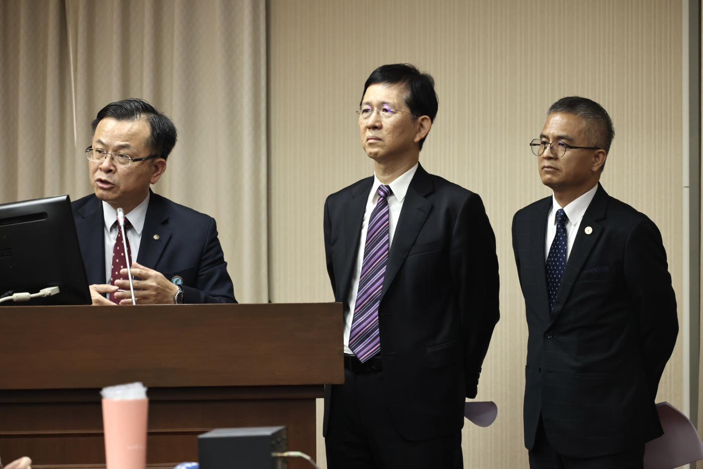 NCC主委陳耀祥（左）數發部長黃彥男（中）中華電信董事長郭水義（右）備詢。林啟弘攝