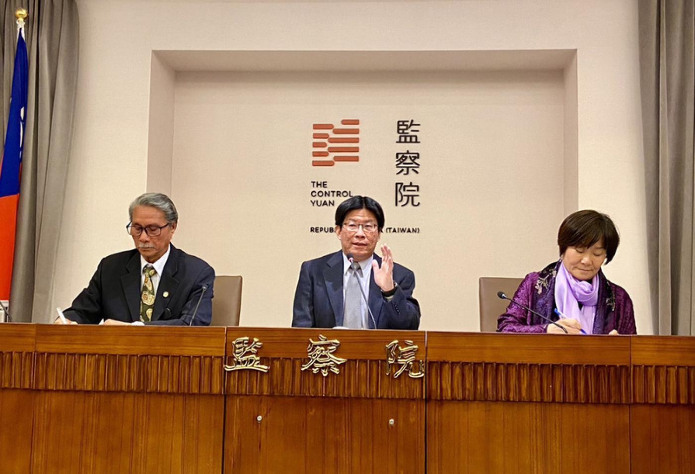 外界質疑監察院效能不彰，圖為監委紀惠容（右起）、高涌誠、鴻義章昔日開記者會畫面。中央社