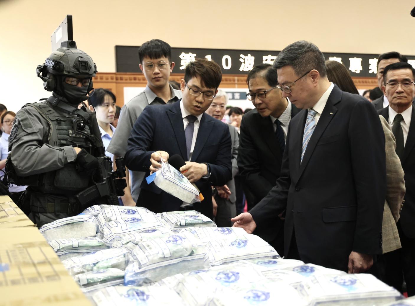 行政院長卓榮泰檢視緝毒成效。林啟弘攝