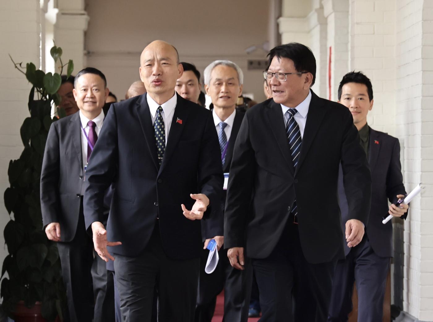 總統府秘書長潘孟安13日下午率考試院長、副院長及考試委員被提名人前往拜會立法院長韓國瑜。林啟弘攝
