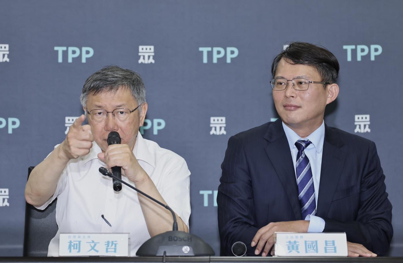 民眾黨主席柯文哲（左）14日表示，「兩岸互不隸屬」跟「兩國互不隸屬」，美國人沒辦法分辨不同。林啟弘攝