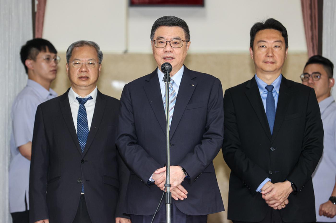 行政院長卓榮泰（前中）18日在立法院受訪表示，會讓大家更清楚內閣整體未來運作方向。中央社