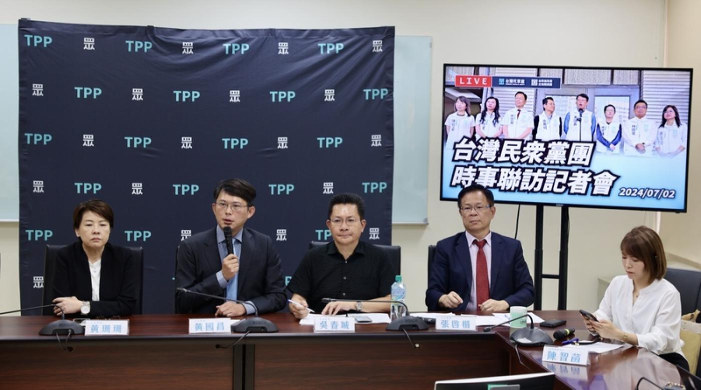 民眾黨2日上午舉行黨團會議，黨團總召黃國昌（左2）會後在記者會中表示，黨團曾提案邀總統賴清德赴立法院國情報告，12日就會過協商冷凍期，屆時會要求排上院會議程處理。中央社