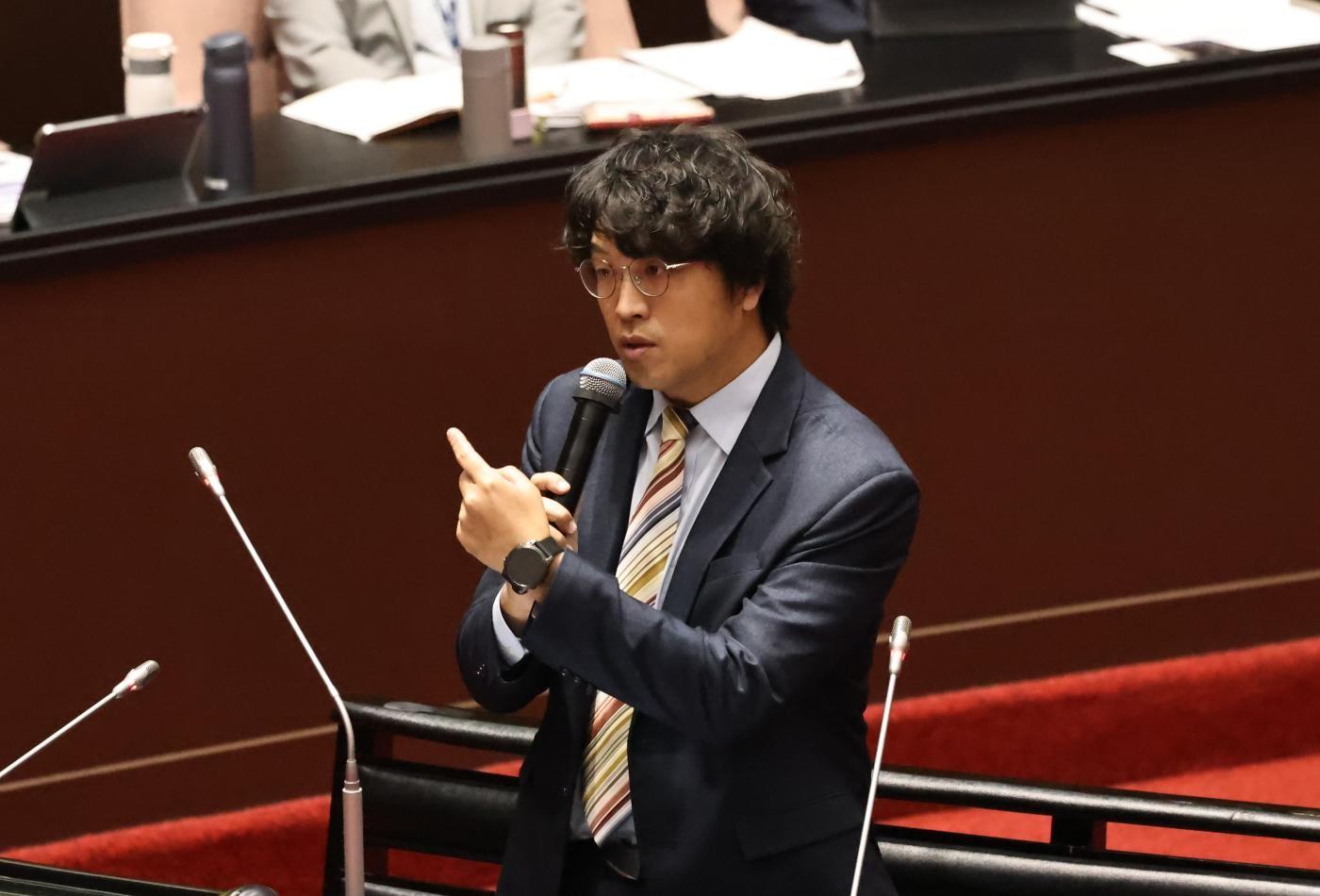 民進黨立委沈伯洋批評藍委陳雪生離島建設條例要增訂引進中資比自經區可怕。 資料照片／林啟弘攝