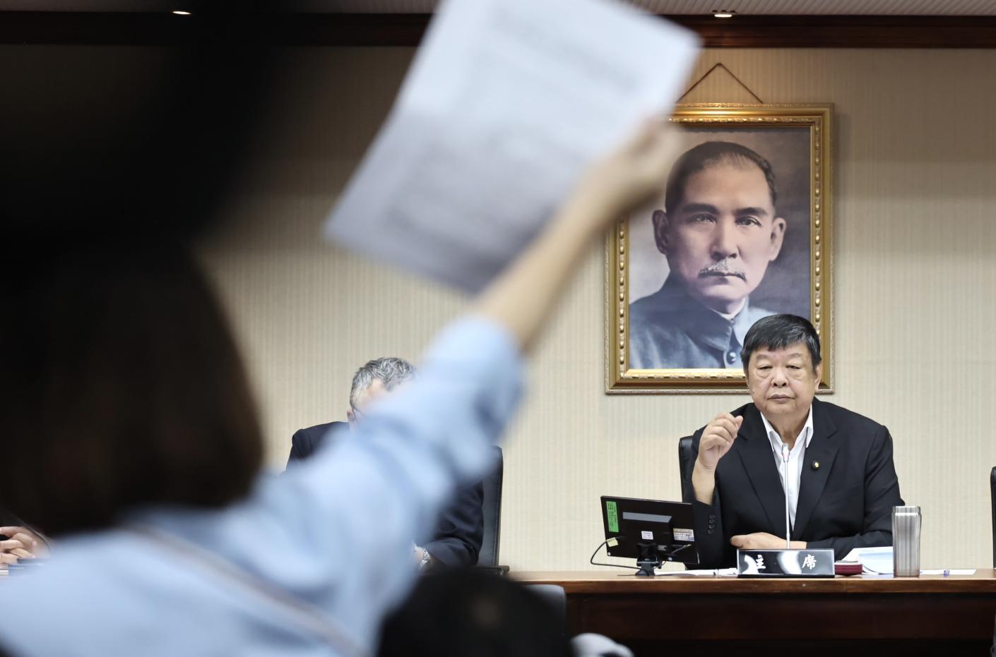 立院交通委員會召委陳雪生召開聯席會討論「鏡電視調查專案小組」，民進黨立委舉手抗議並集體退席。林啟弘攝