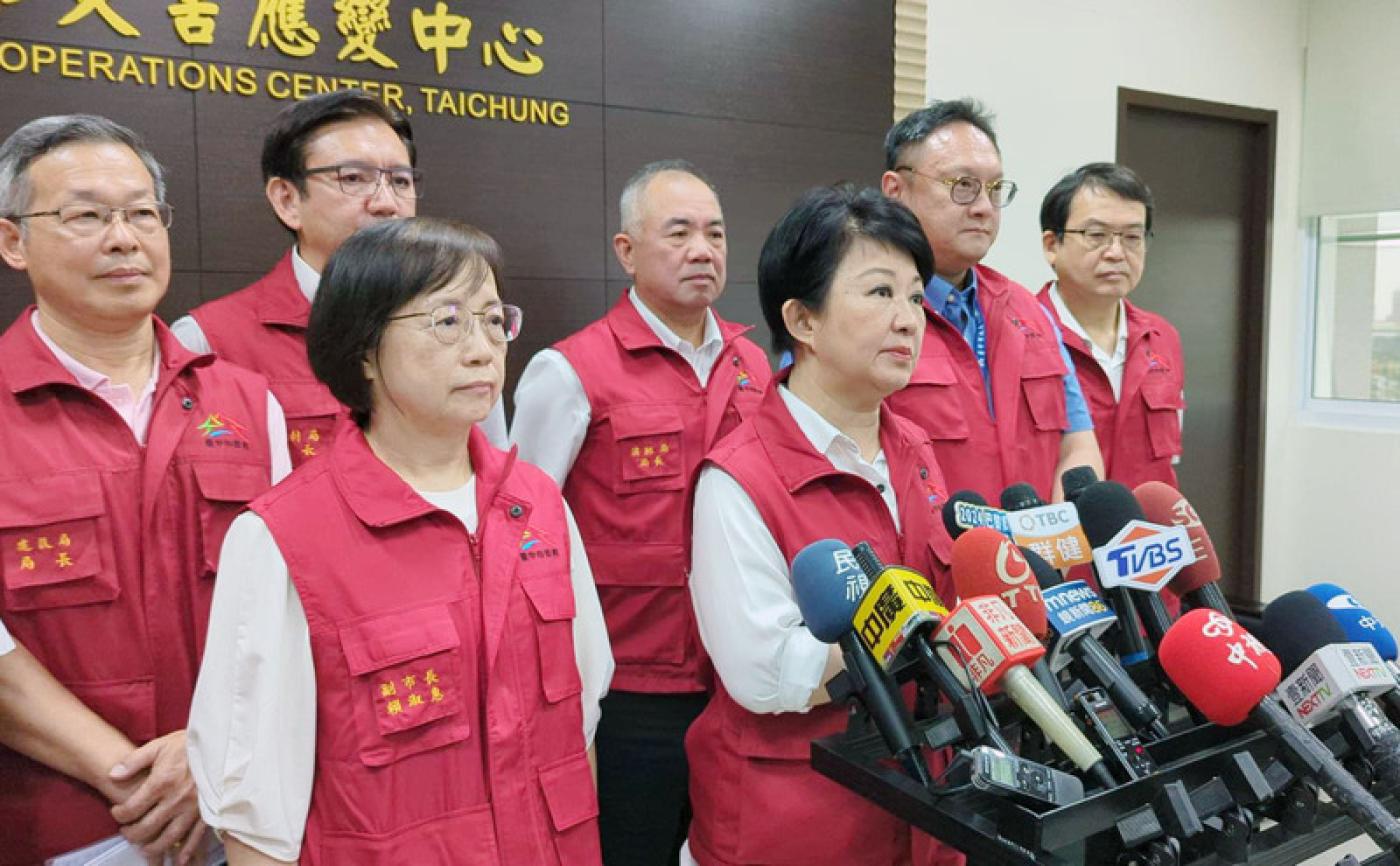 台中市長盧秀燕（前左2）赴美訪問落地後，因颱風凱米來襲，24日折返回台坐鎮。 中央社