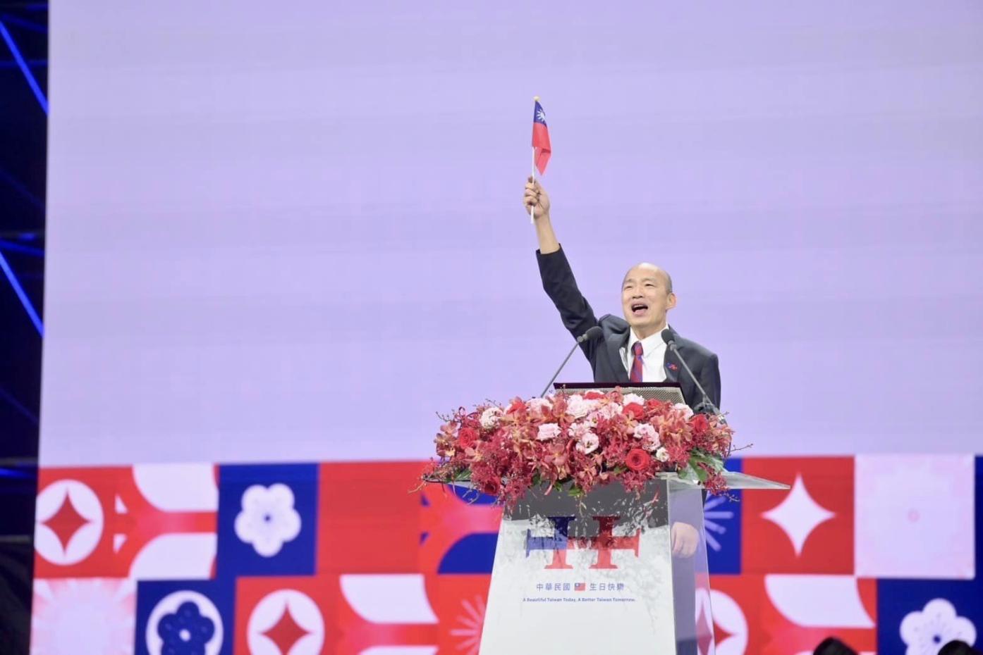 立法院長韓國瑜5日在國慶晚會結束後，在臉書寫下心境「眼望這面怎麼看都最壯麗的國旗、耳聽從小親切熟悉的國歌，心中的激動無法言語。」翻攝韓國瑜臉書