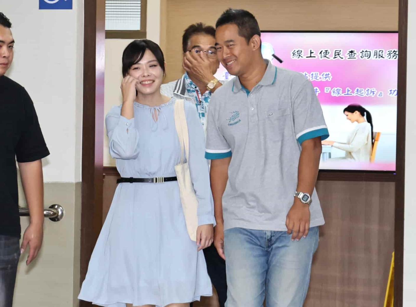 遭停職的新竹市長高虹安（左）因詐領助理費案，4日赴高院出庭時露出燦爛笑容，這也是她3個月來首次出現在公開場合。林啟弘攝