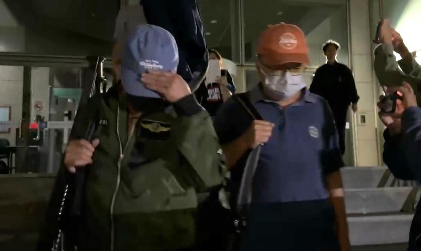 台鹽綠能遭掏空案，陳啓昱（紅帽）逃亡遭通緝，同案另2名被告則被聲押禁見獲准。資料照片