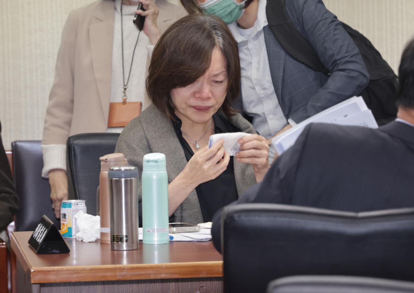 勞動部勞動力發展署公務員輕生案，勞動部長何佩珊20日在立法院備詢時數度落淚，表示自己不適任，會向行政院主動請辭。中央社