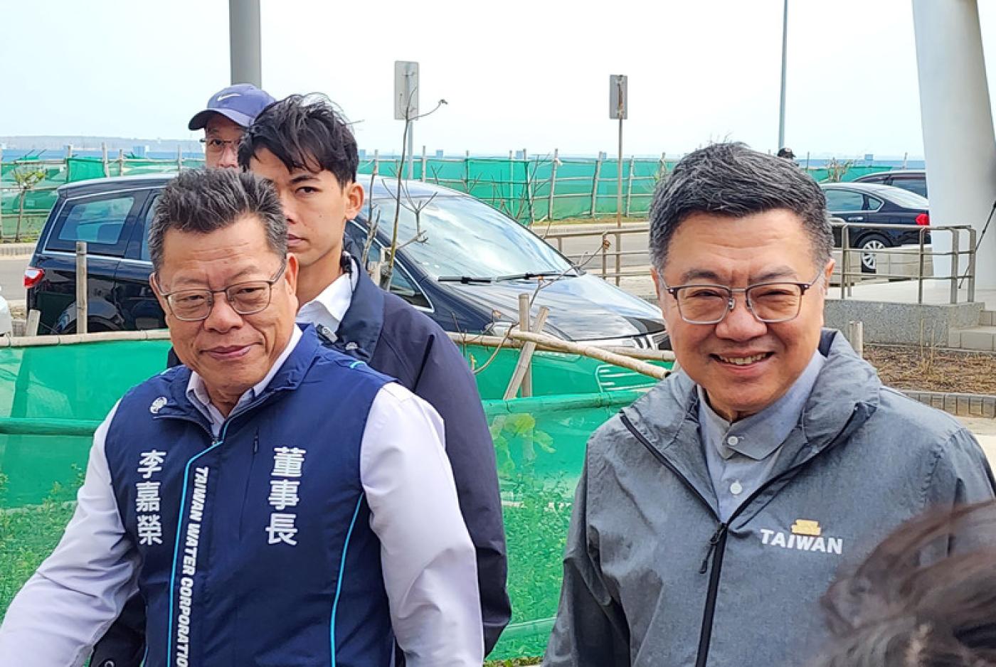 行政院長卓榮泰（右）23日上午視察澎湖地區供水改善情形時表示，期許將上任勞動部長的洪申翰穩定勞動部內部情緒，健全友善合理職場。中央社