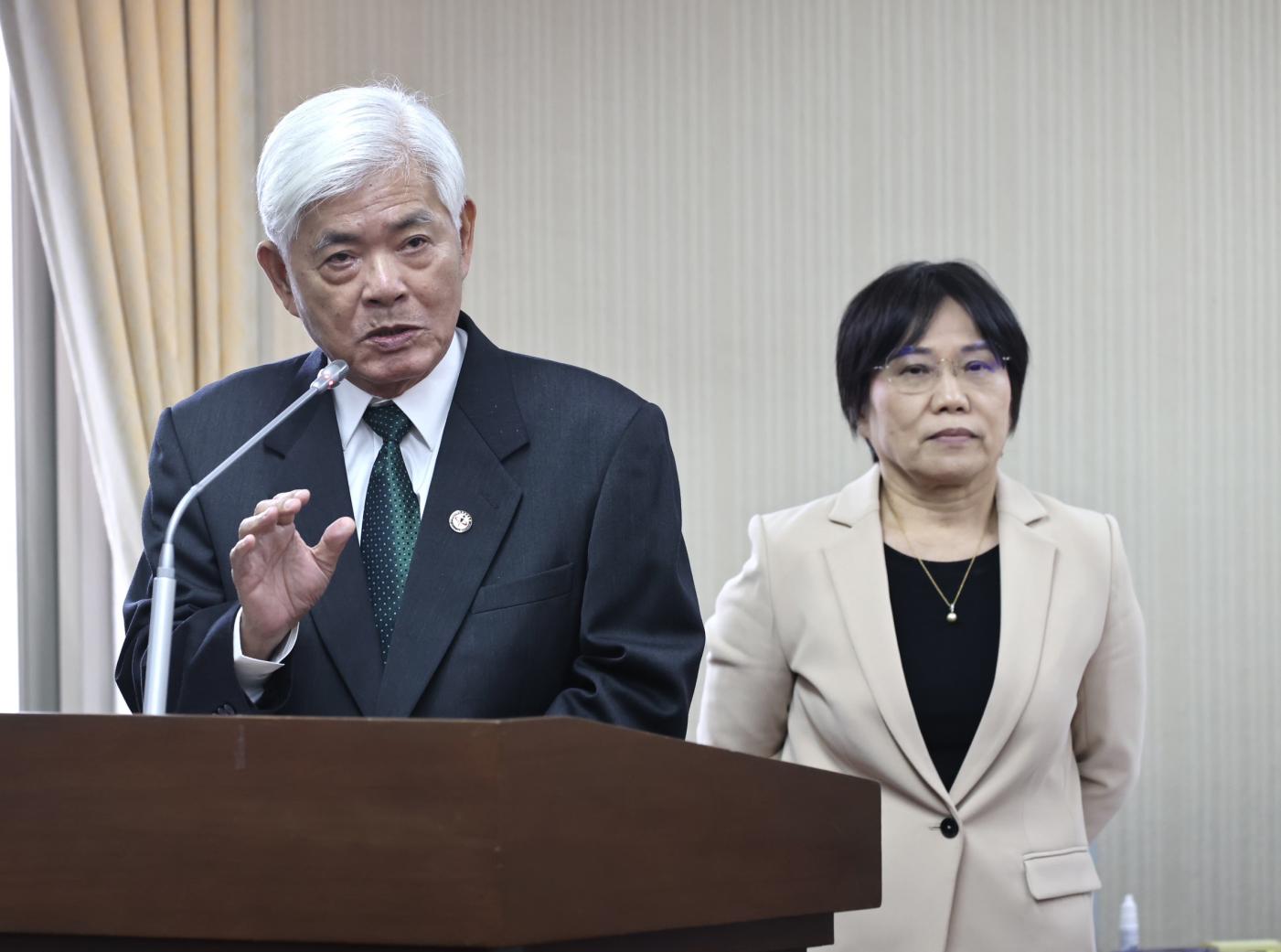 立法院內政委員會5日審查「公職人員選舉罷免法」修正草案等案，內政部長劉世芳（右）與中選會主委李進勇（左）列席備詢。林啟弘攝