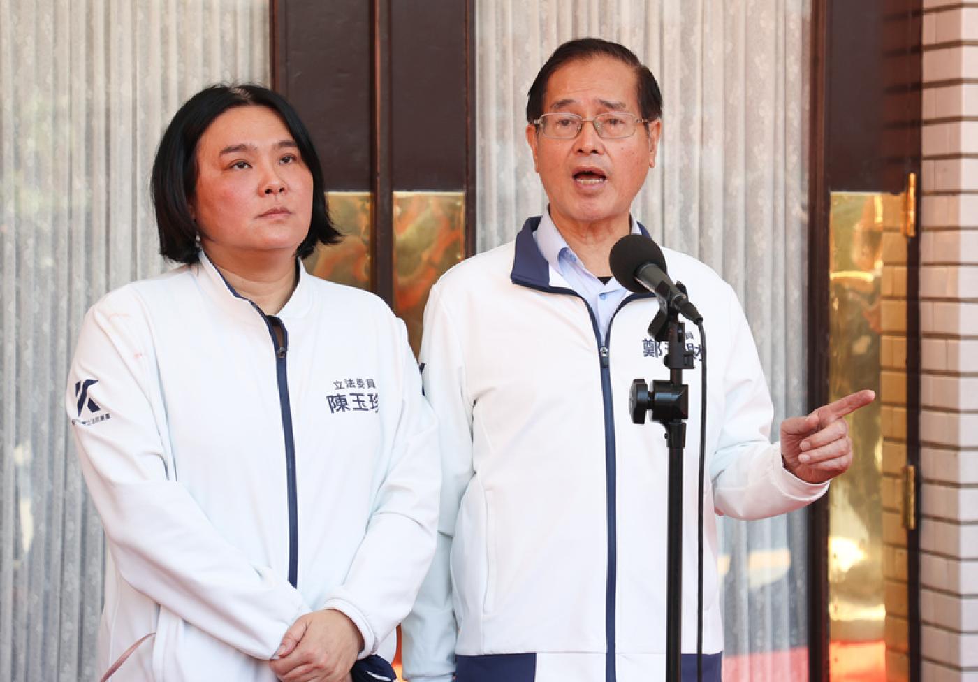 國民黨立委鄭天財（右）喊出「戒嚴是為了保護台灣」，引發綠營抗議，他會後受訪表示，當時戒嚴是為應對中共武力犯台，不能以偏概全去論斷國民黨實施戒嚴完全錯誤。中央社