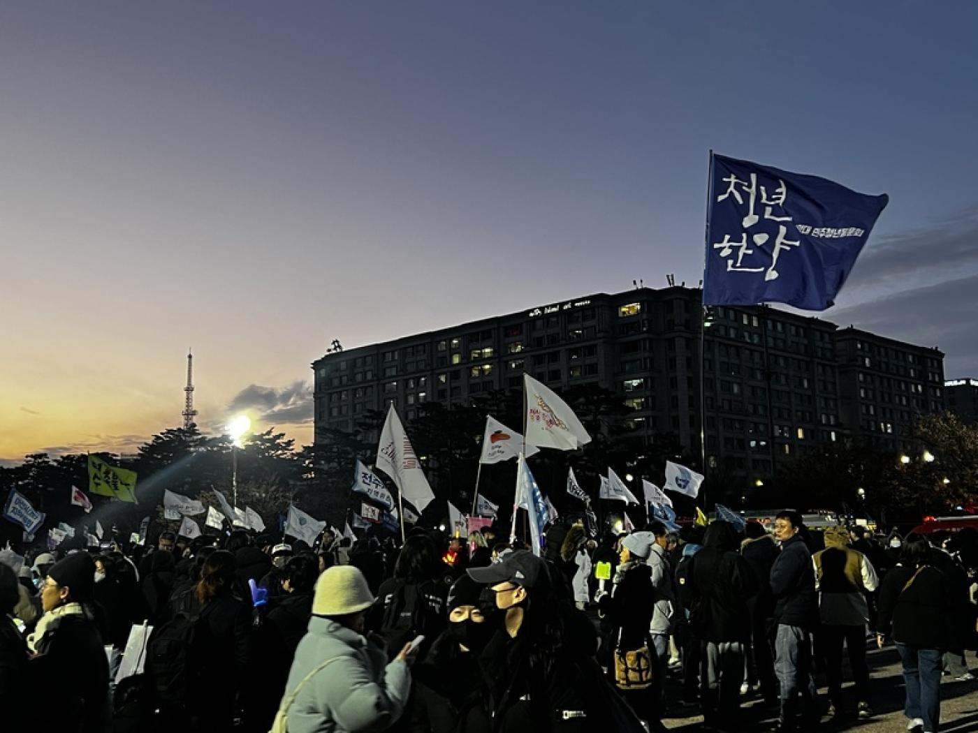 韓國民眾７日在國會外集結抗議，要求尹錫悅下台。中央社