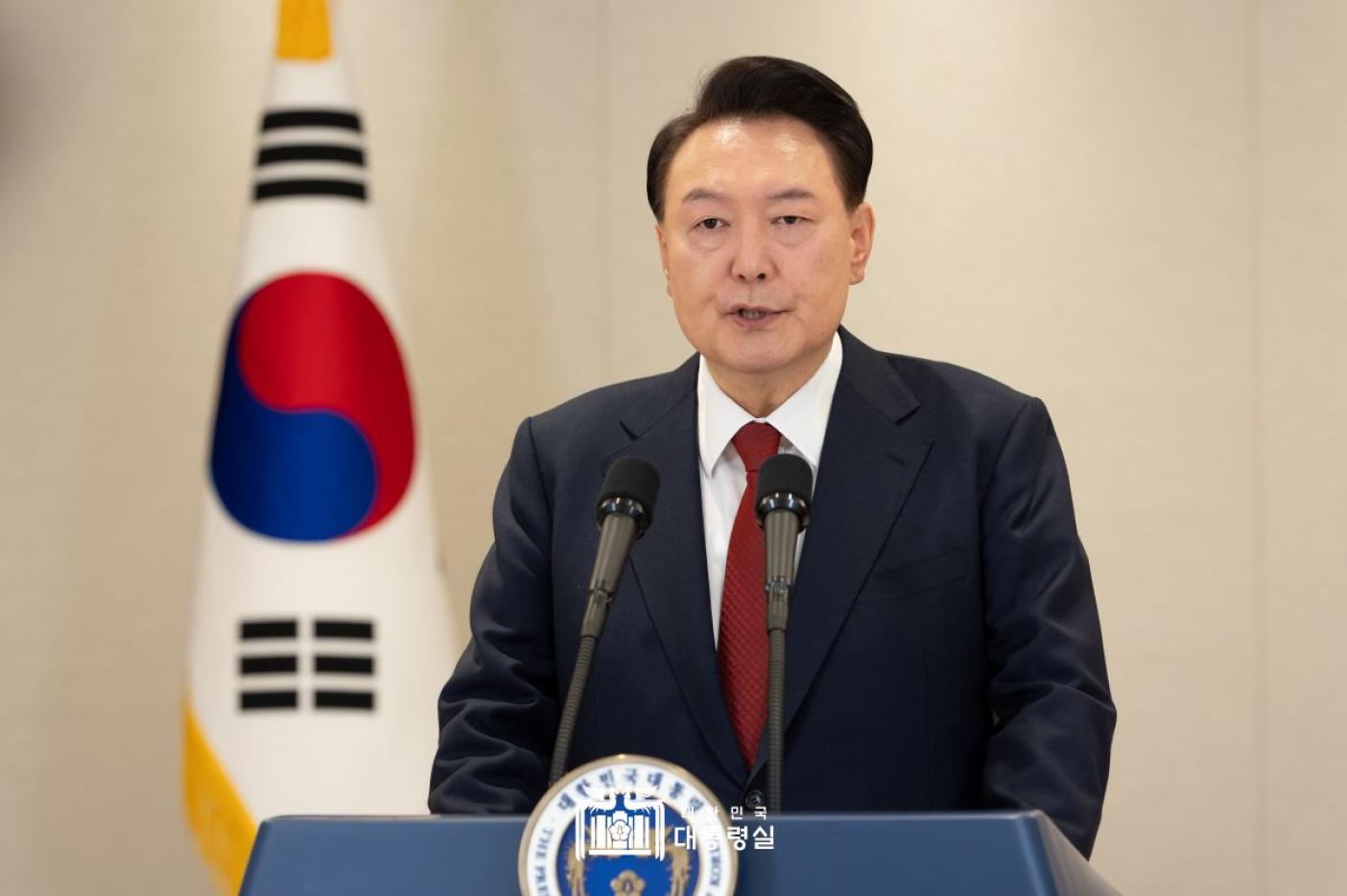 韓國總統尹錫悅12日再次就戒嚴事件發表談話，表示無論是彈劾或調查，都會「堂堂正正面對」，拒絕自行請辭。翻攝大韓民國總統府官網