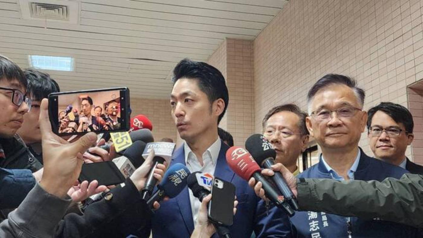 針對上海團未全團核發許可證，台北市長蔣萬安（中）13日表示，很遺憾，應該要對台灣的民主韌性有信心。中央社