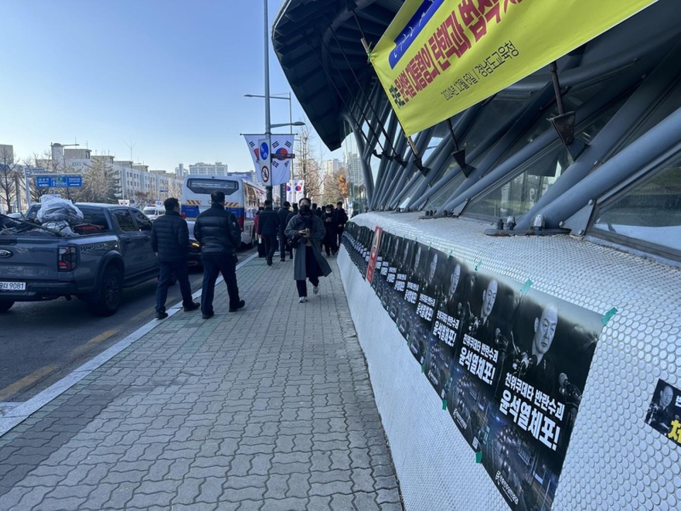 韓國國會14日下午第2次表決總統尹錫悅彈劾案，國會前道路旁貼滿支持彈劾的海報與標語。中央社