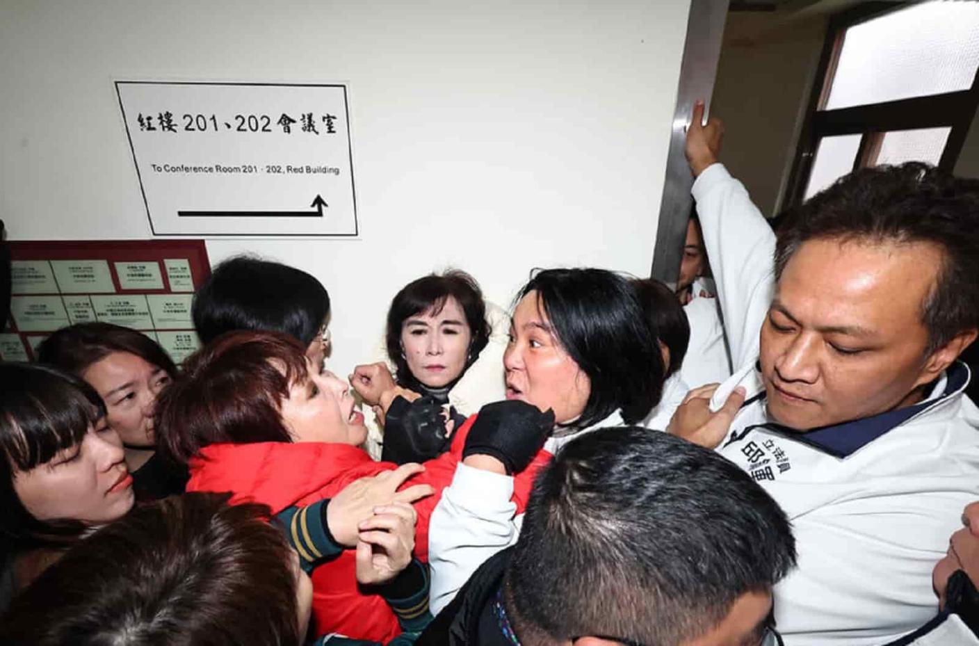 國民黨立委一早把走廊堵成單一出入口，藍委陳玉珍與綠委陳亭妃爆發推擠衝突。中央社