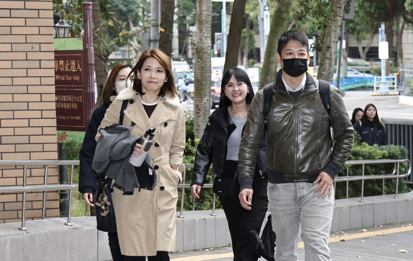 陳智菡、許甫、吳怡萱及許甫4人面帶微笑一同進入北檢。林啟弘攝