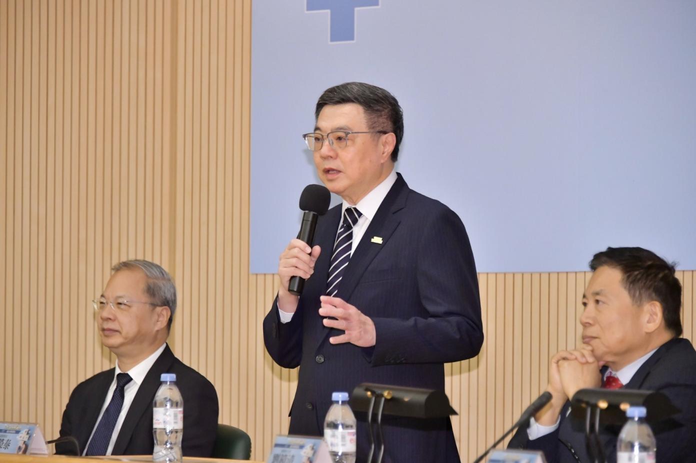 行政院長卓榮泰17日晚間宣布，現任國安會諮詢委員馬永成轉政務委員，主掌「全社會防衛」。行政院提供
