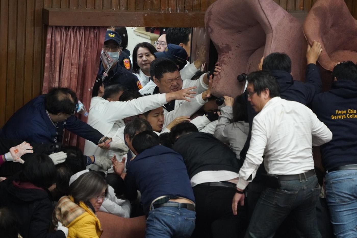 立法院會20日預計處理選罷法等修正草案，綠營19日晚間破壞窗戶後進入議場攻占主席台，上午9時後，國民黨立委兵分三路，突破封鎖進入議場，與民進黨立委發生衝突。中央社