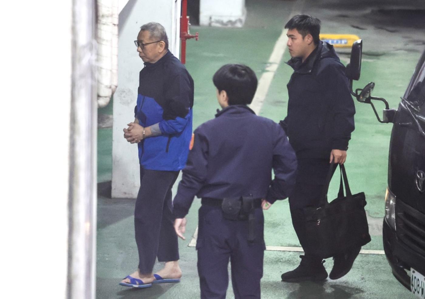 檢察官19日下午提訊在押的前台北市長柯文哲（左），柯文哲在法警戒護下步下囚車。中央社