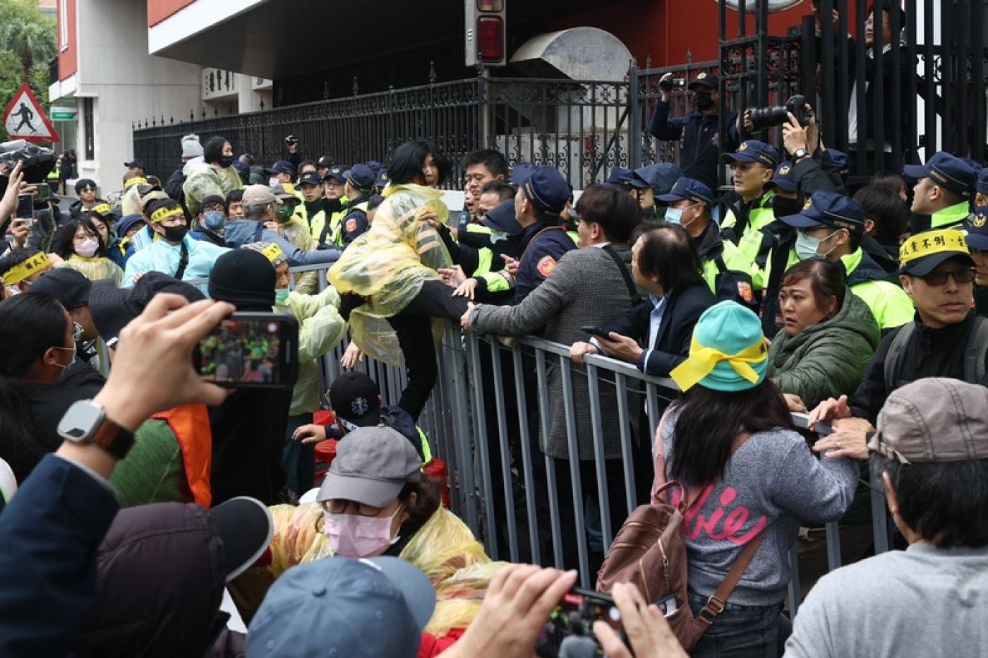 立法院外有經濟民主連合等公民團體發起「冬季青鳥在台北」活動，有民眾企圖翻進立法院，警方在現場維持秩序。中央社