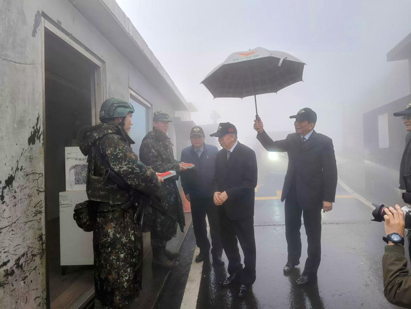 軍友社榮譽理事長李棟樑寒冬送暖慰問官兵辛勞。王烱華攝