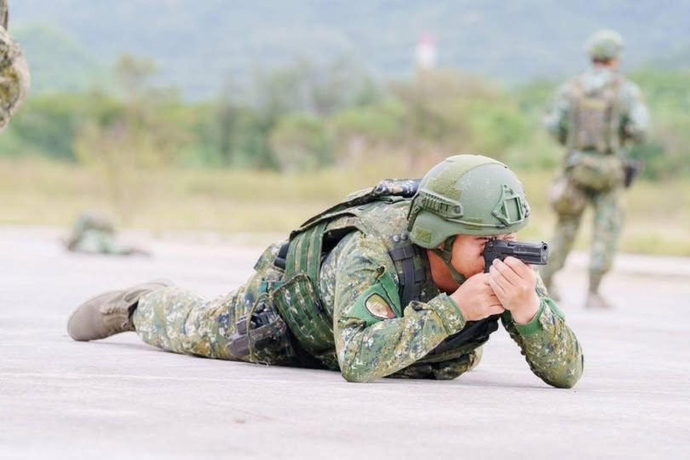 網傳超瞎國軍手槍臥射姿勢圖，讓國軍被嘲諷。翻攝網路