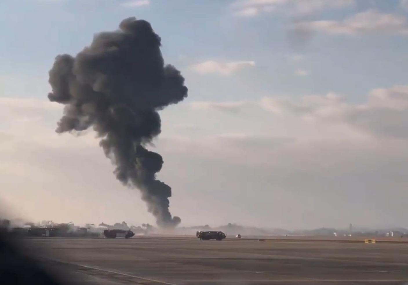 濟州航空一架載181人的飛機在韓國務安國際機場，衝出跑道並撞上護欄。翻攝X平台