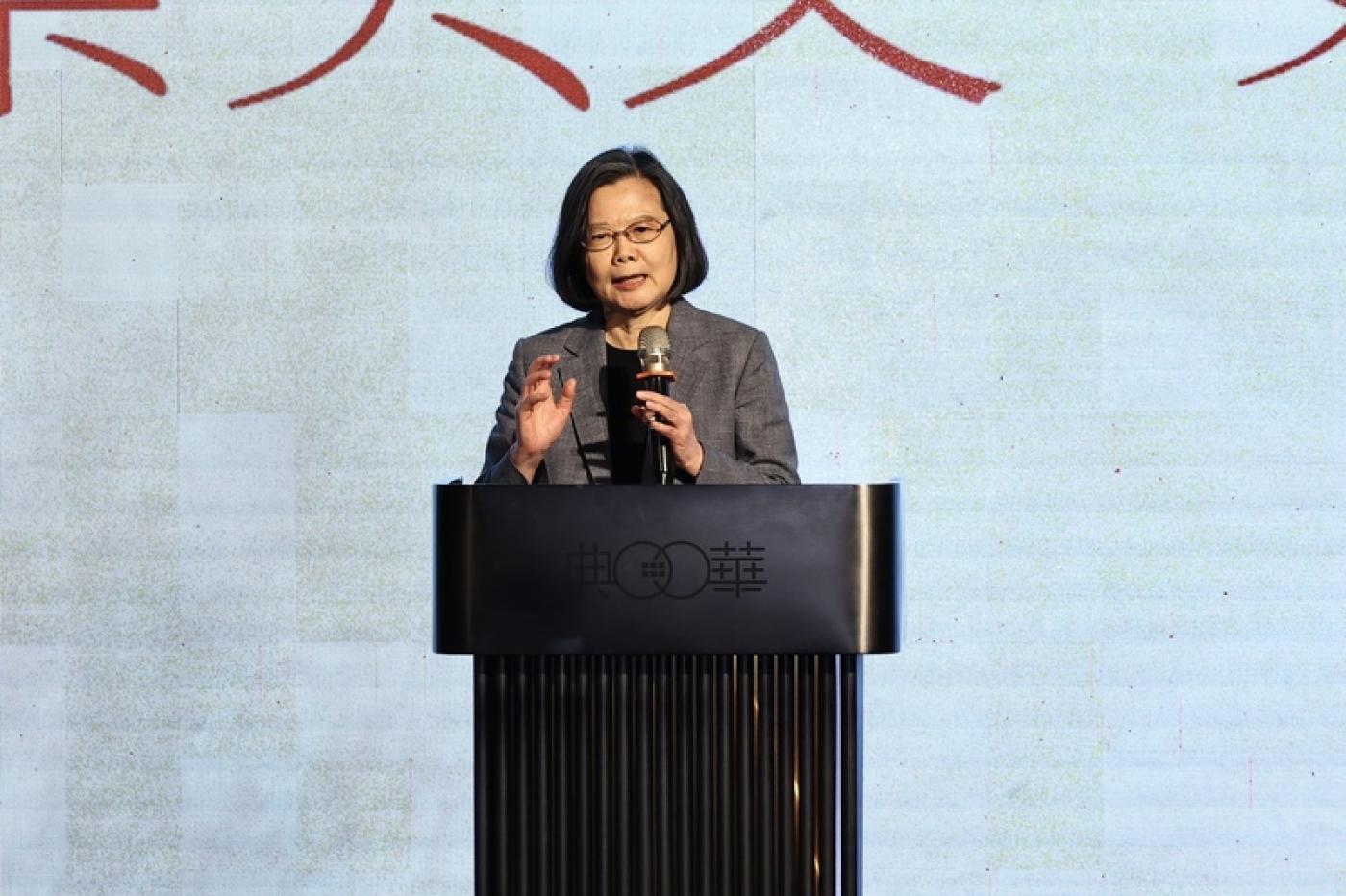 台灣之友會14日晚間在台北舉行「金蛇喜迎春2025新春聯誼會」，前總統蔡英文（圖）應邀出席並致詞。中央社