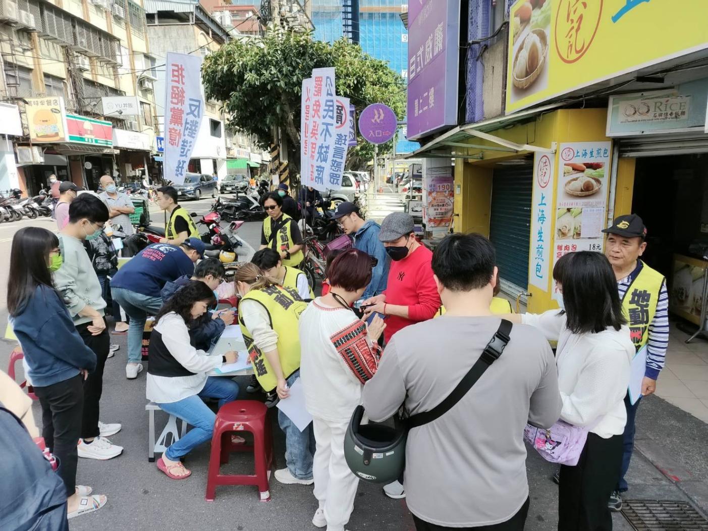 「地動刪瑤」罷團上街擺攤，力拚罷綠委吳思瑤連署過關。翻攝賴苡任臉書