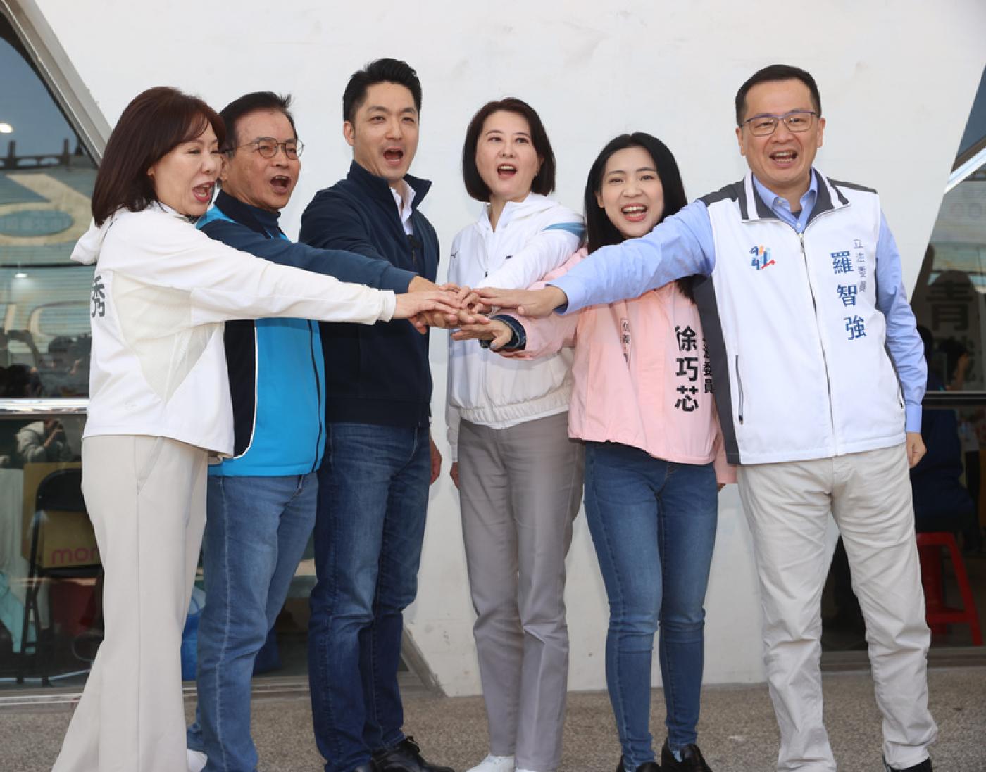 台北市長蔣萬安（左3）與國民黨立委李彥秀（左）、賴士葆（左2）、王鴻薇（右3）、徐巧芯（右2）、羅智強（右）合體出席活動，高呼「台北隊加油」。中央社