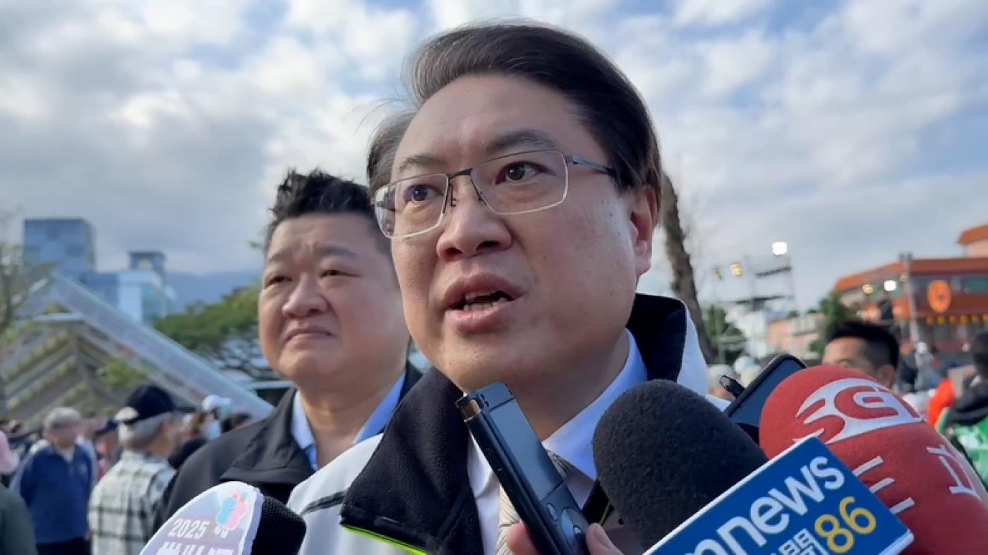 民進黨「人民是頭家」政策宣講會花蓮場22日在花蓮市自由廣場舉行，黨秘書長林右昌（前）接受媒體訪問。中央社