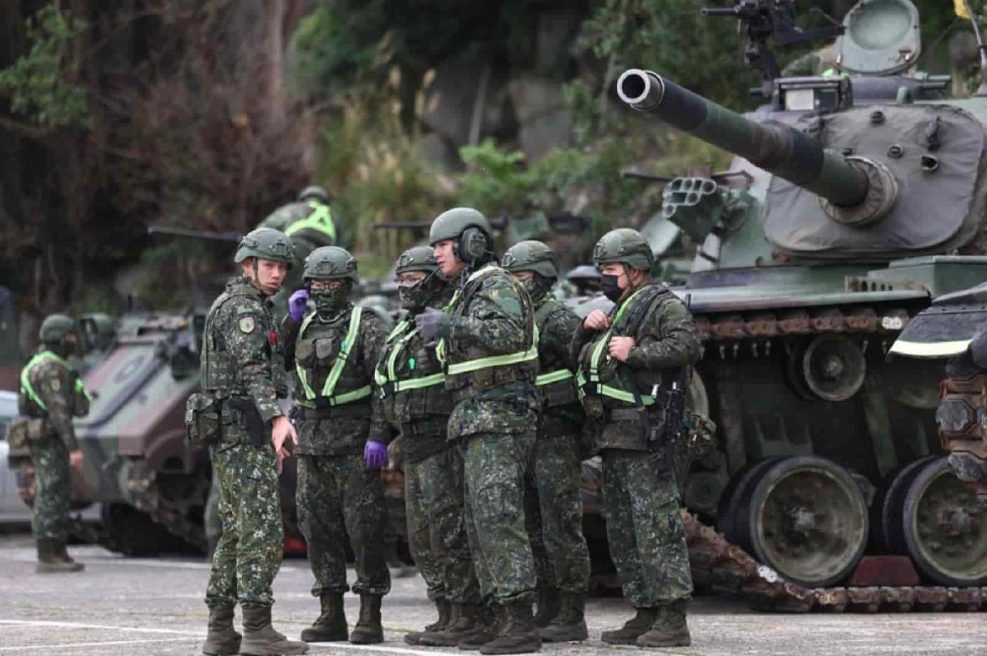 針對國軍加薪方案，前立委沈富雄認為，少子化才是問題的核心，造成兵源短缺。資料照片／中央社