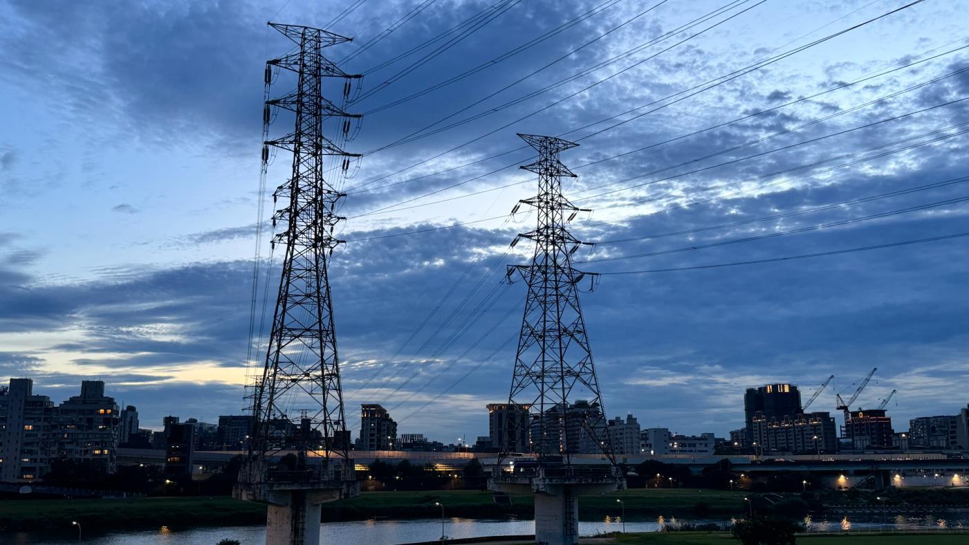 傳出台電的電價調漲方案有3個劇本，經濟部長郭智輝24日受訪時表示，尊重電價費率審議會的決定，圖為台北市區高壓電塔。資料照片