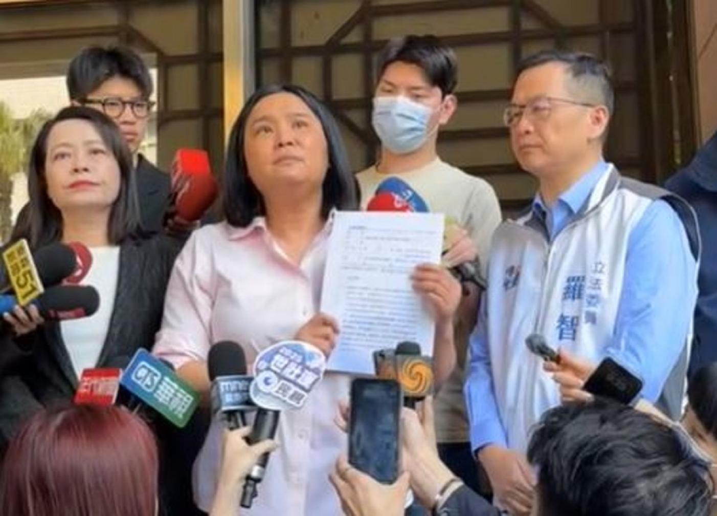 藍委陳玉珍（中）等人24日赴北檢告發民團偽造罷免連署，陳也喊話北檢比照南檢辦案方式。翻攝國民黨臉書