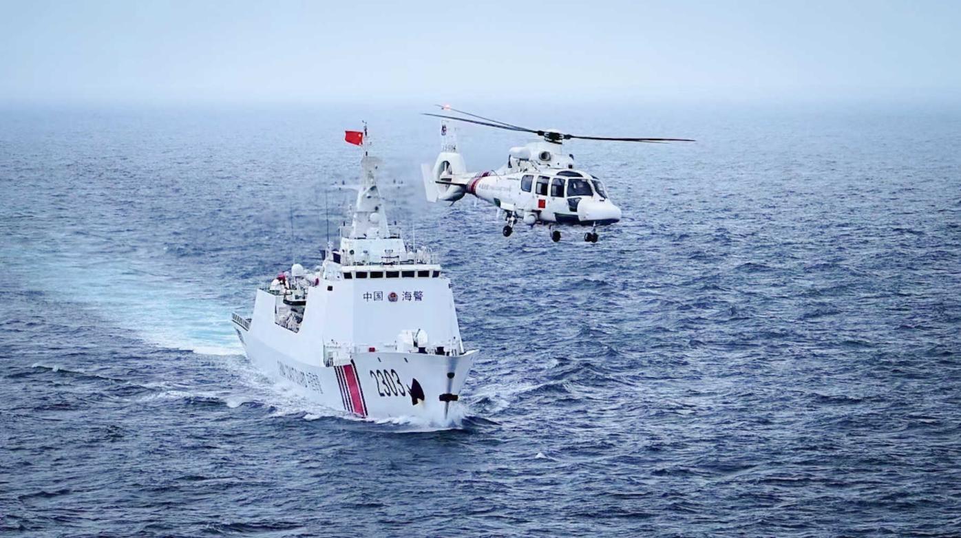 中國海警船艦不僅配有直昇機，而且噸位大，包括日本、台灣和菲律賓都飽受中國海警船威脅。翻攝中國海警局官網
