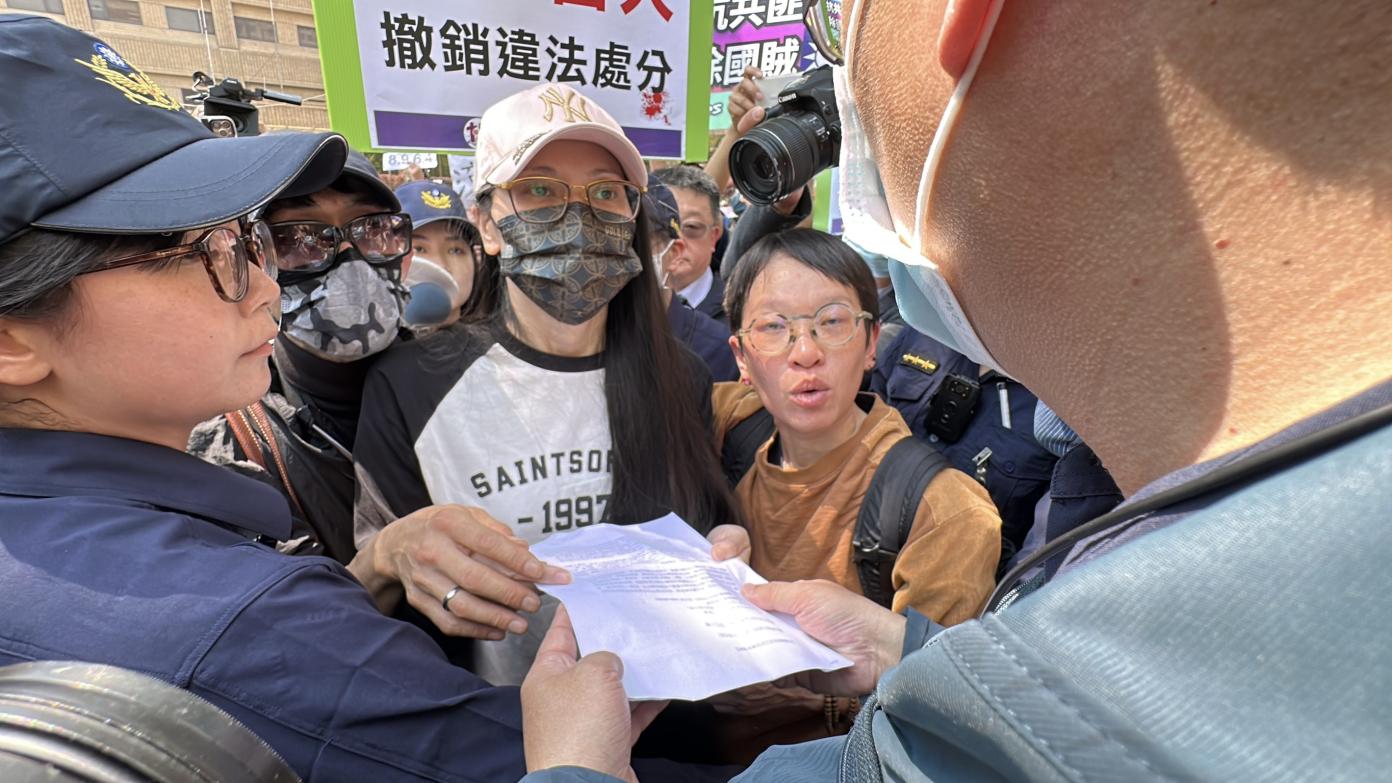 亞亞最終順利遞交請願信給警方交由內政部。林啟弘攝
