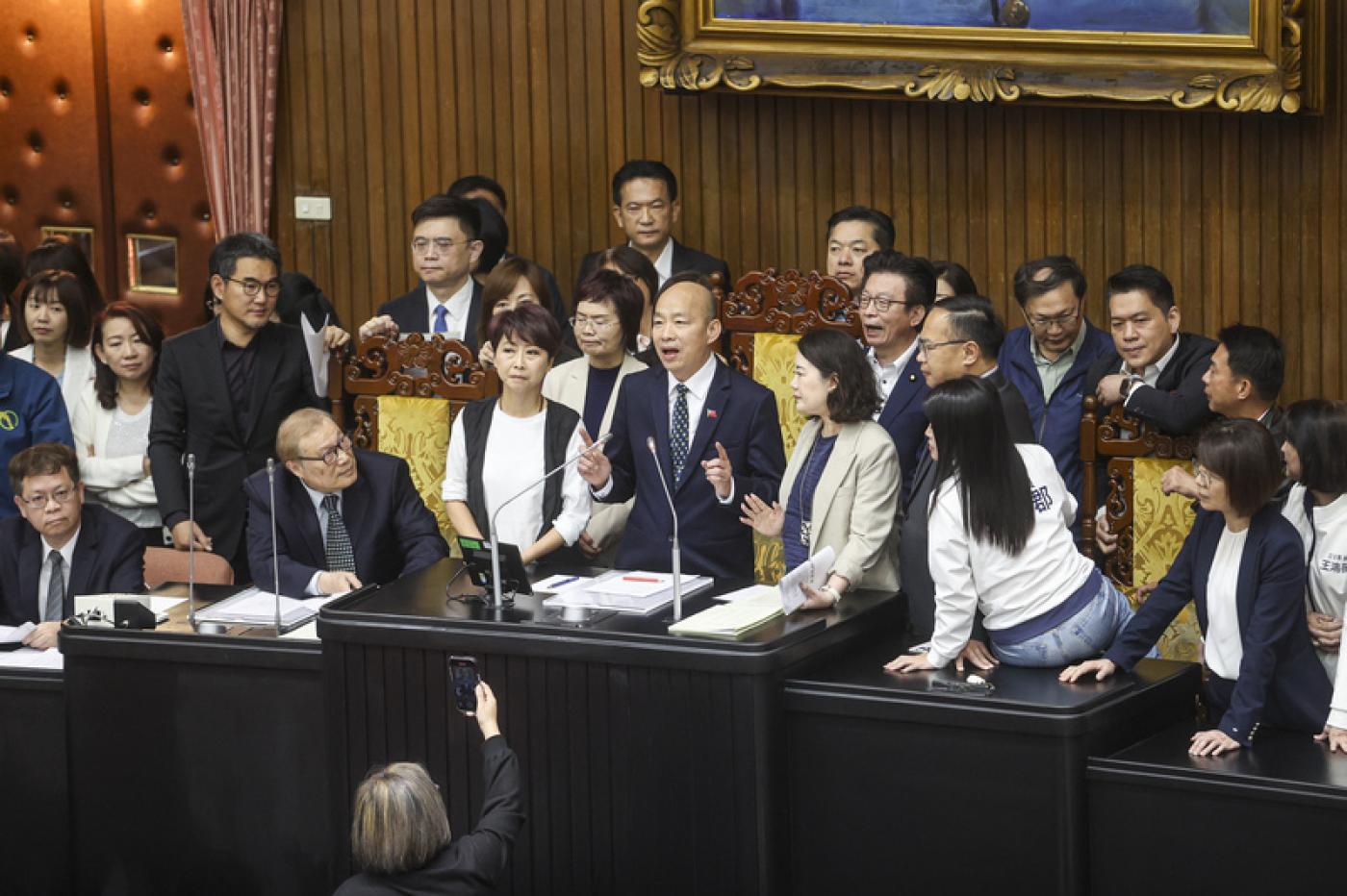 民進黨立委占領主席台抗議，立法院長韓國瑜（中）宣布休息。中央社