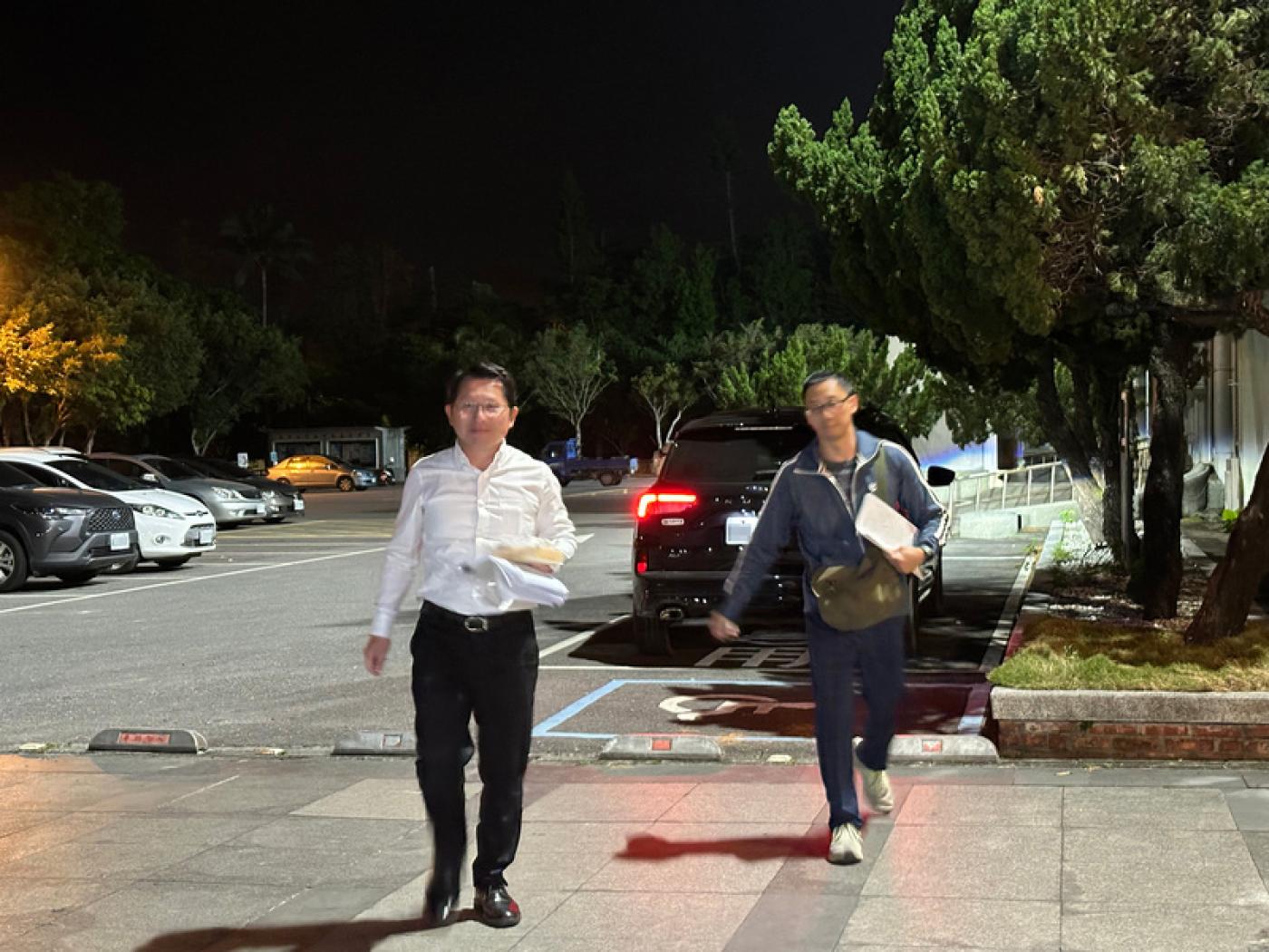 花蓮罷免案爆違法查對個資，檢調25日進行搜索，帶回12名嫌疑人及證人，民政處長明良臻（左）晚間移送花蓮地檢署複訊。中央社