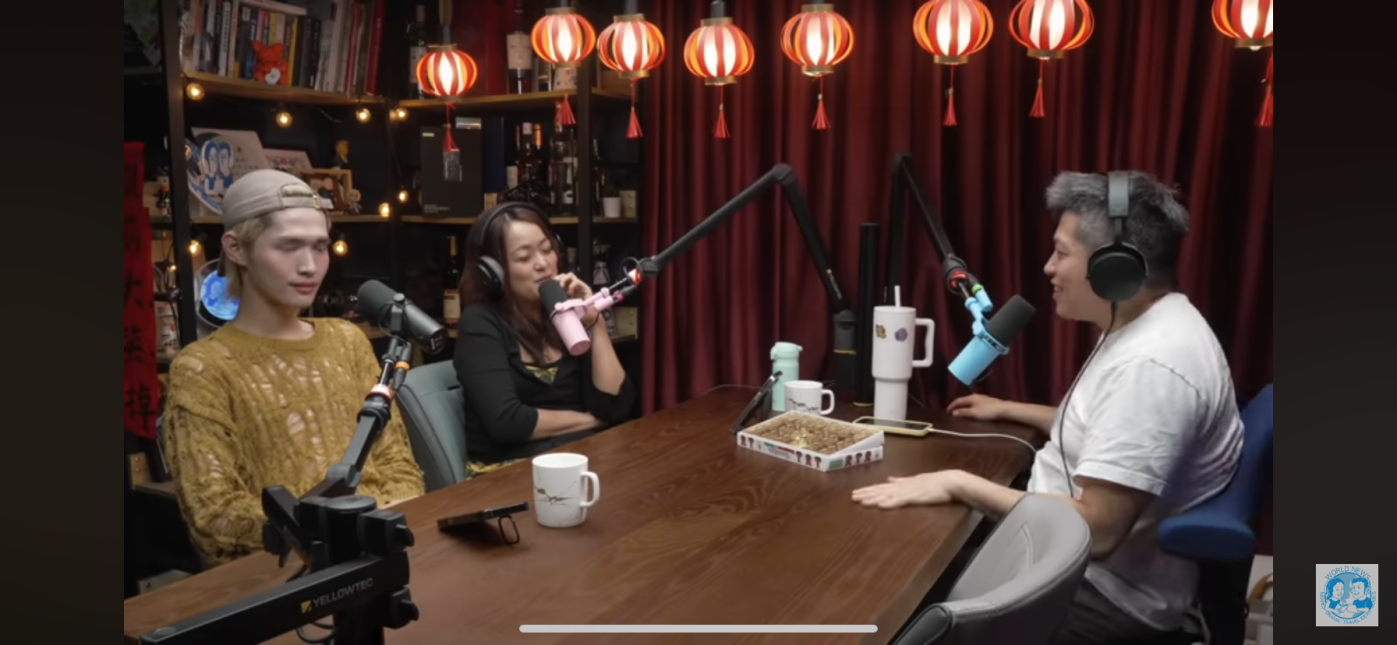 鍾明軒接受百靈果節目訪問，結果在網路上又被罵，有人笑他出國自稱是中國人，大概是他遇到的都是中國人吧。翻攝百靈果影片