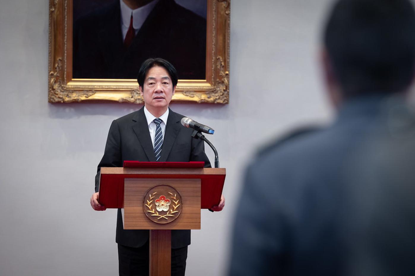 總統賴清德今天主持今年首次將官授階，他期勉眾人一起守護民主，面對學者對他的批評，由發言人出面說明，言論自由是有紅線的。總統府提供