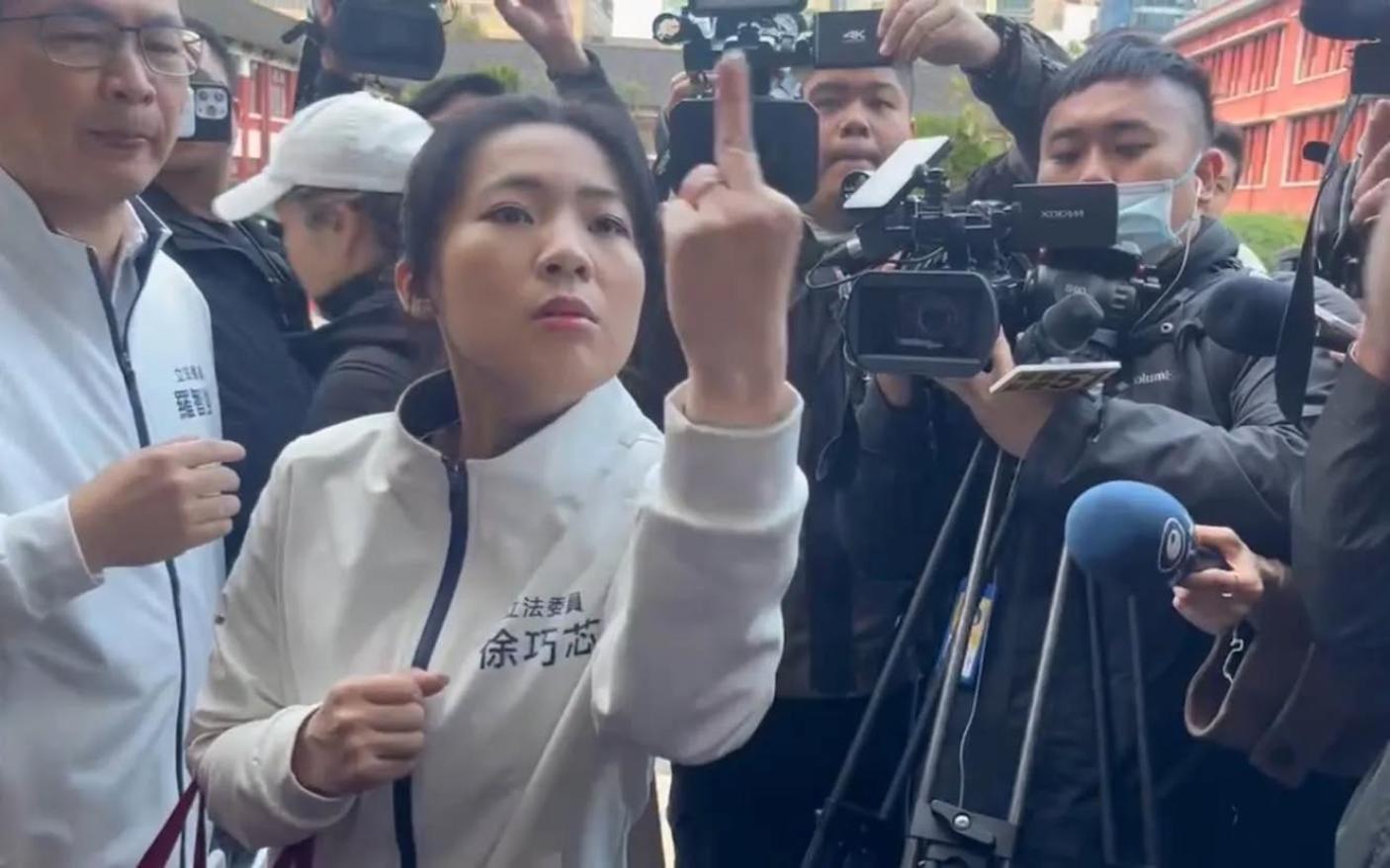 國民黨立委徐巧芯多次在媒體前比中指罵人。翻攝范雲threads