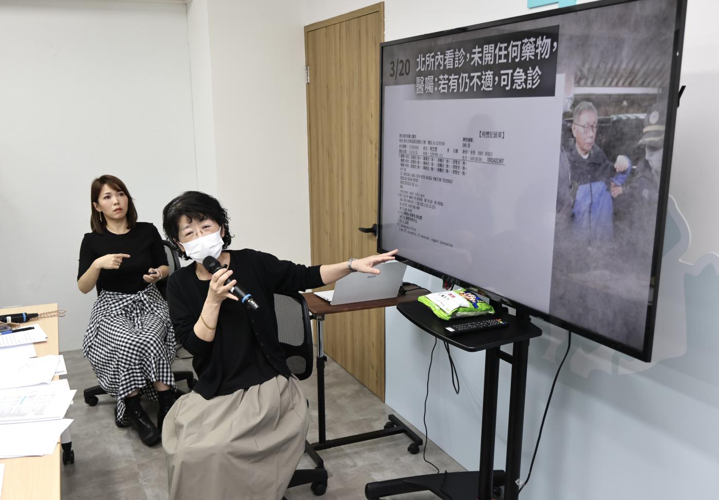 陳佩琪（左）27日開記者會淚訴，表示柯文哲在北所有肉眼可見血尿與腎結石狀況。林啟弘攝