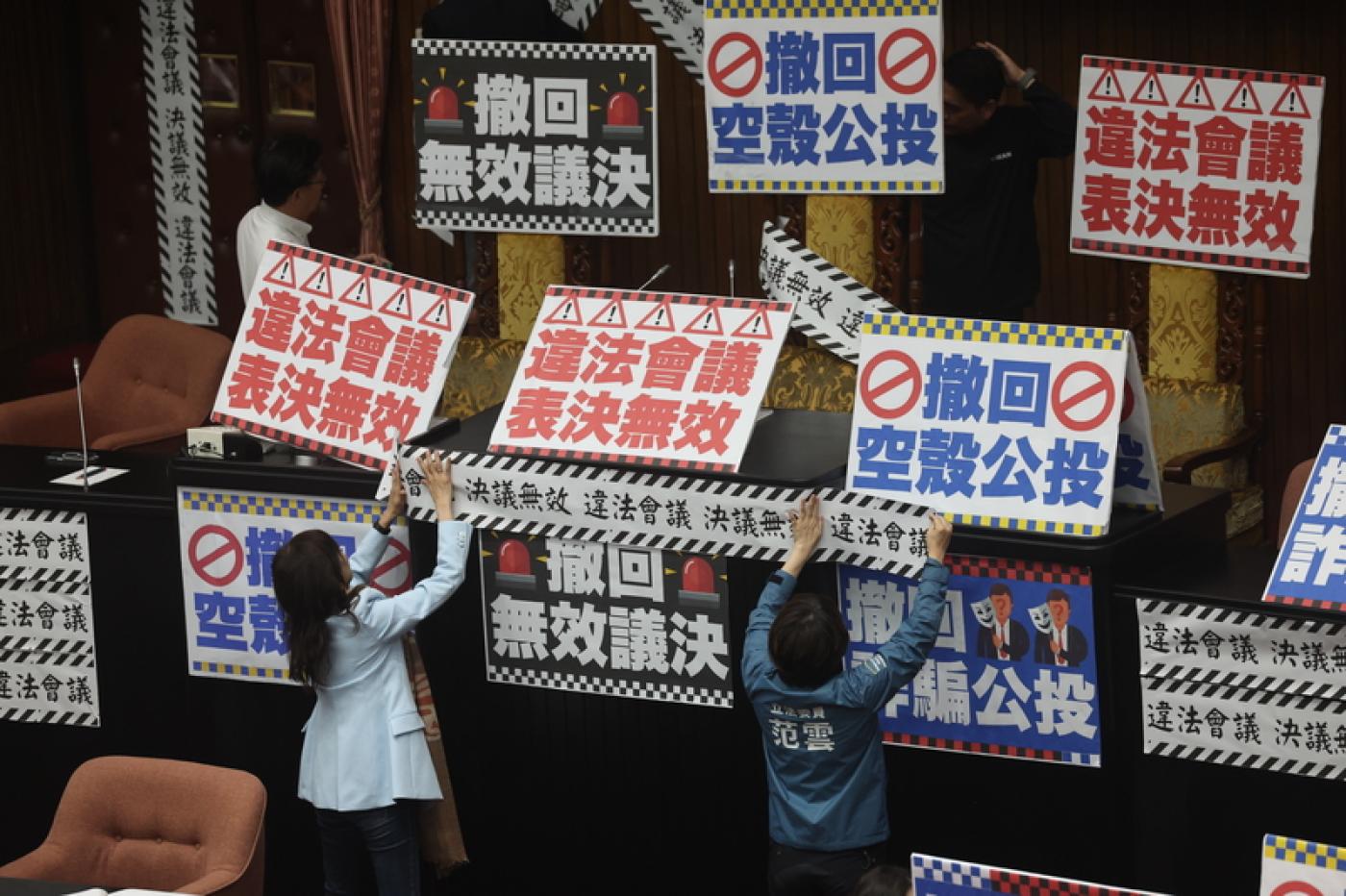 民進黨立法院黨團28日一早7點拆除議場門上封條，搶先進入，在場內布置封條，並以標語手牌占據主席台。中央社