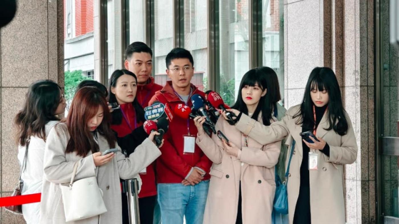 罷免吳沛憶領銜人李孝亮（中間受訪者）27日表示，擔任領銜人是他自願的。 翻攝李孝亮臉書