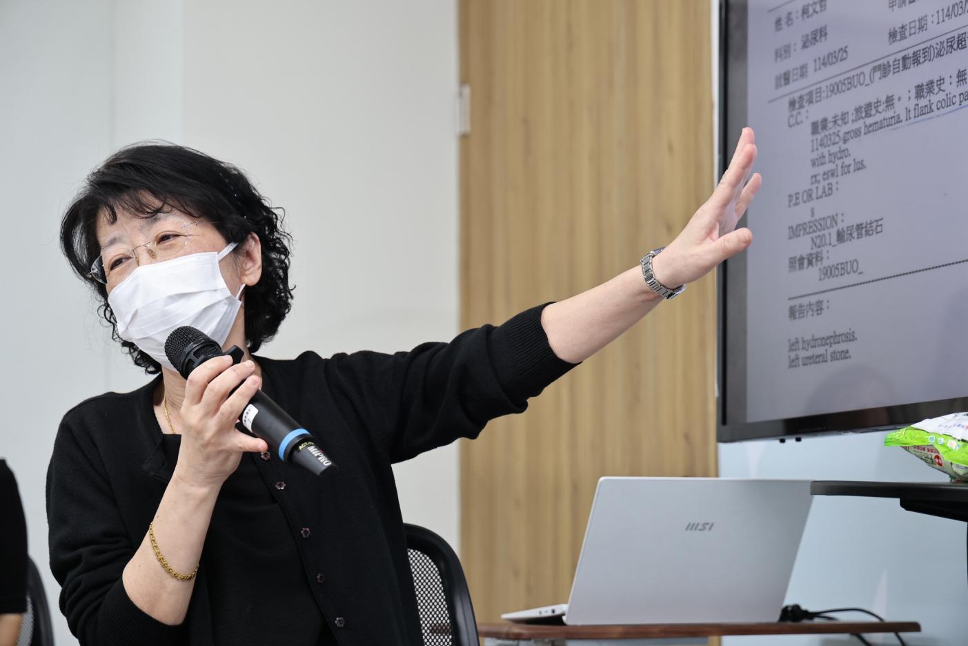 柯文哲的妻子陳佩琪27日召開記者會，稱柯文哲有血尿。林啟弘攝